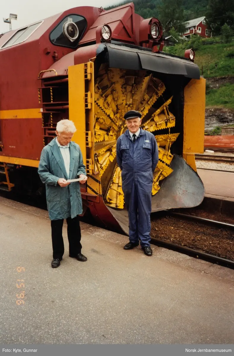 Lokkontrollør Gunnar Kyte (t.h.) og lokfører Sigmund Nesbø foran roterende snøplog DiR1 501