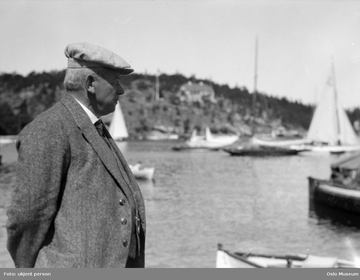 brygge, mann, stående halvfigur, fjord, seilbåter, landsted Bloksberg