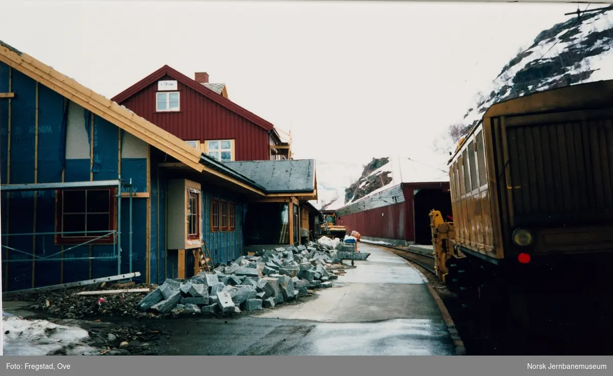 Myrdal stasjon under utvidelse og renovering, bl.a. med steinmurvegger. Roterende snøplog DiR3 511 til høyre