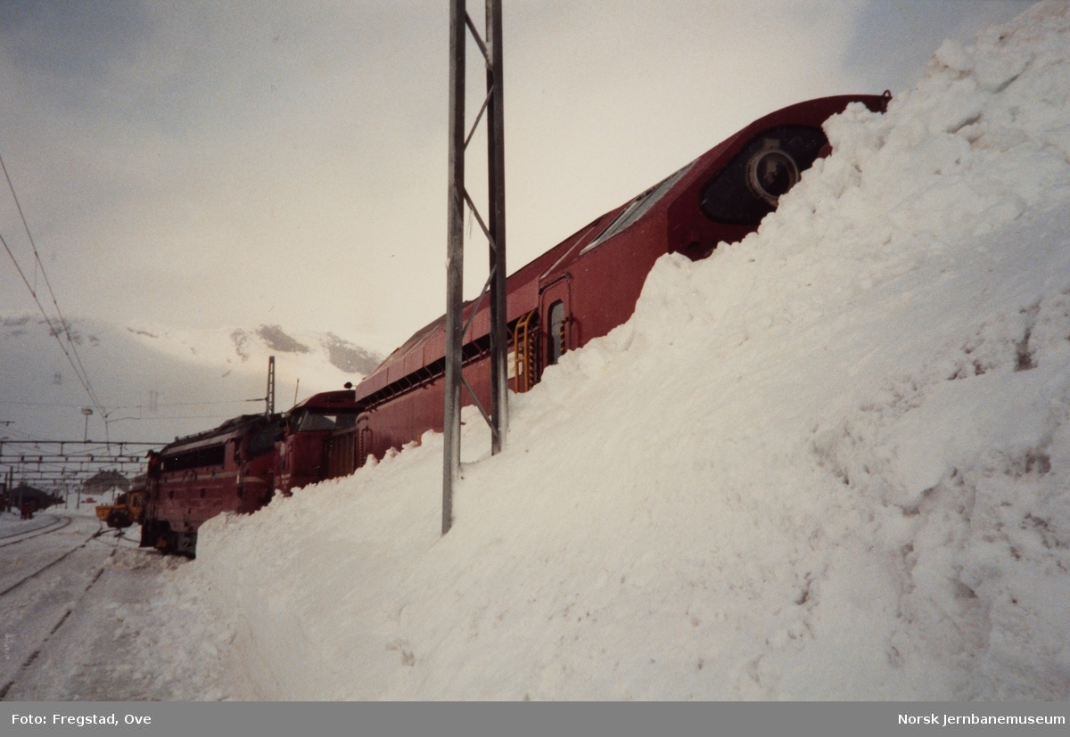 Roterende snøplog DiR1 501 med Di 2 og Di 3 som skyvelok testes i hard på i spor 3 på Finse stasjon. Testen var ikke vellykket