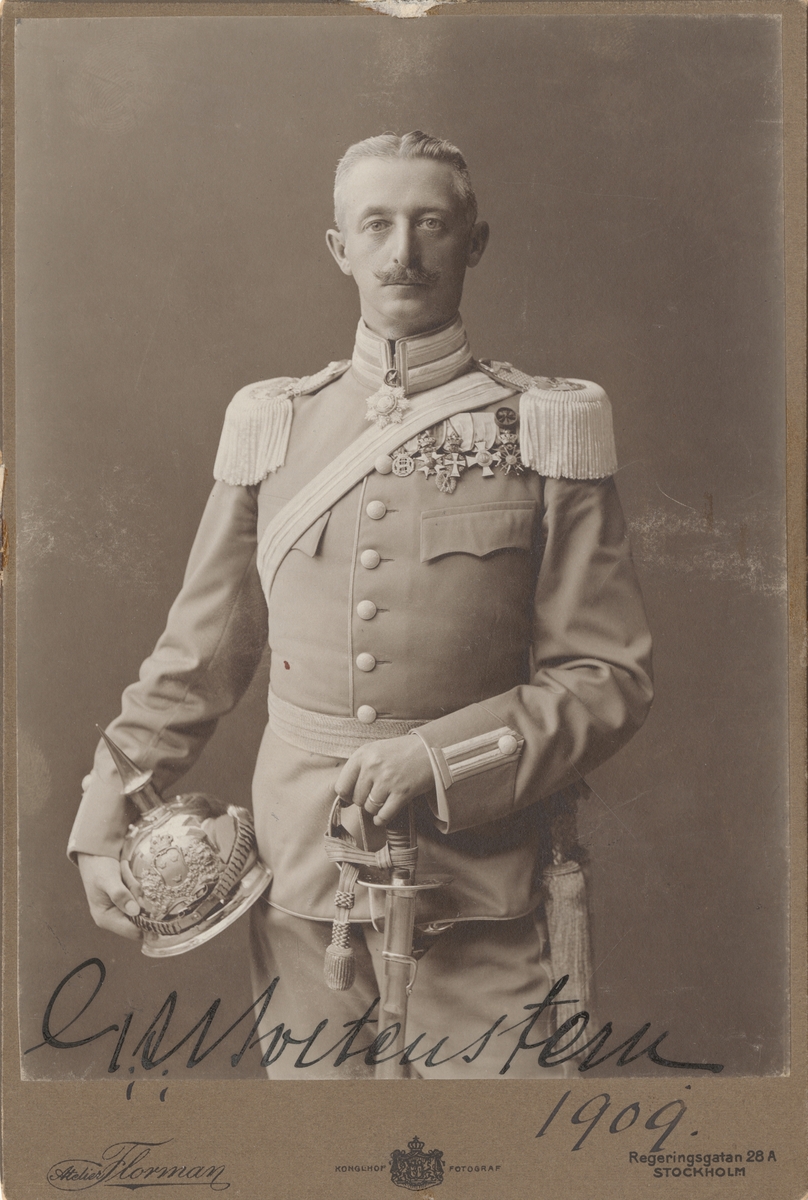 Porträtt av Gustaf Adolf Boltenstern, major vid Livgardet till häst K 1.

Se även bild AMA.0000789, AMA.0000979-81 och AMA.0018113.