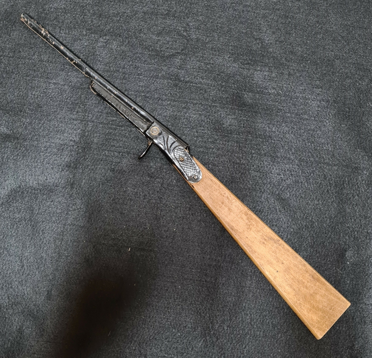 Tio leksaksvapen, två pistoler, ett gevär samt sju revolvrar av trä, metall och plast. Vapnen skjutes varierande med knallpulverremsor, knallhattar, eller med spännfjäder och kork. Vapnen är tillverkade i Tyskland, Japan och Italien på 1940-70-talen. Mått: L. 5 - 46,3 cm.