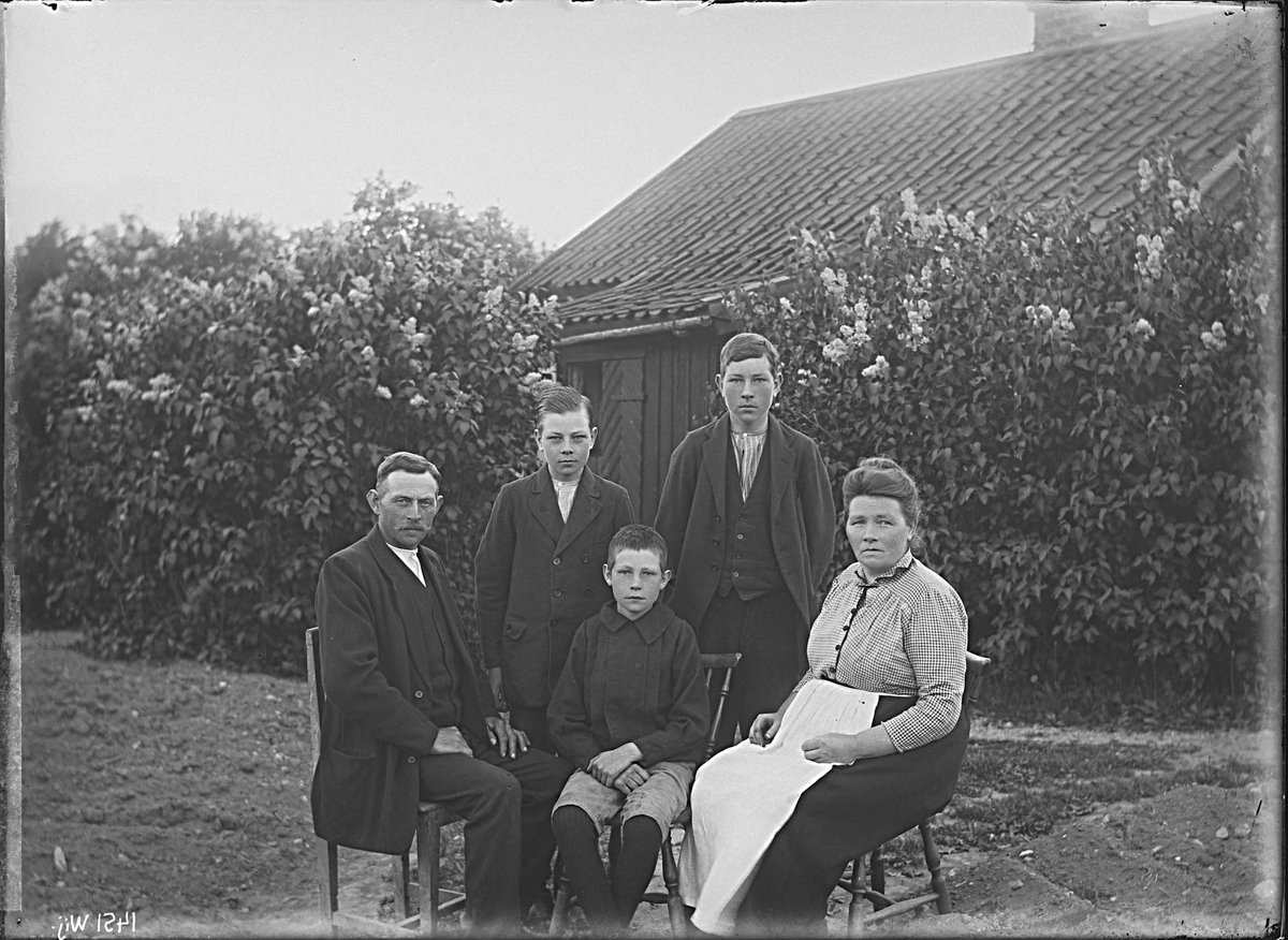 Fotografering beställd av Blomkvist. Föreställer sannolikt kördrängen Johan Arvid Blomkvist (1881-1954) med hans hustru Elin Karolina Johansson (1877-1926) och deras tre söner Arvid Hilmer Folke (1904-1944), Arvid Georg Vilhelm (1906-1978) och Arvid Oscar Julius (1909-1997).