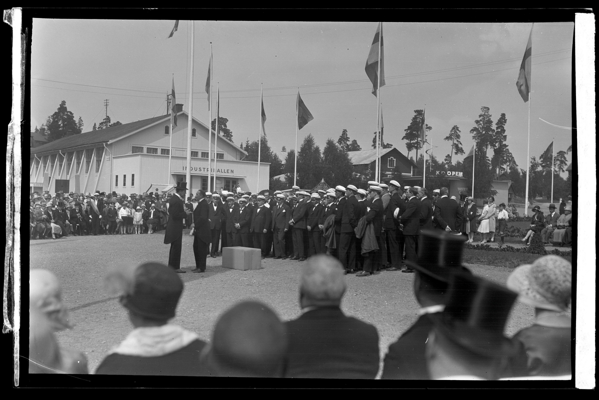 Kronprinsparets besök vid Västeråsutställningen på Viksäng 1929.