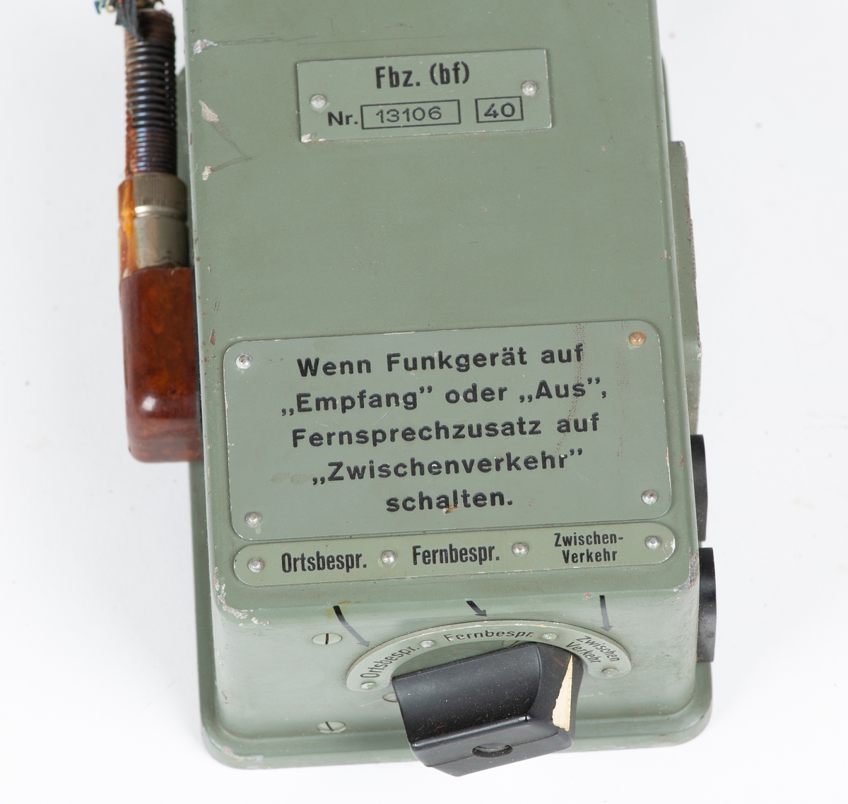 2 stk. kabeltrommel i metallkasser. Bærerem. Tyskprodusert, antagelig fra 2. verdenskrig. Til radio og telefonsamband. Inneholder også noen reservedeler og spenningsutligner.