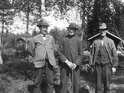 Tre fløterveteranter, fotografert framfor koia ved Grundsetf