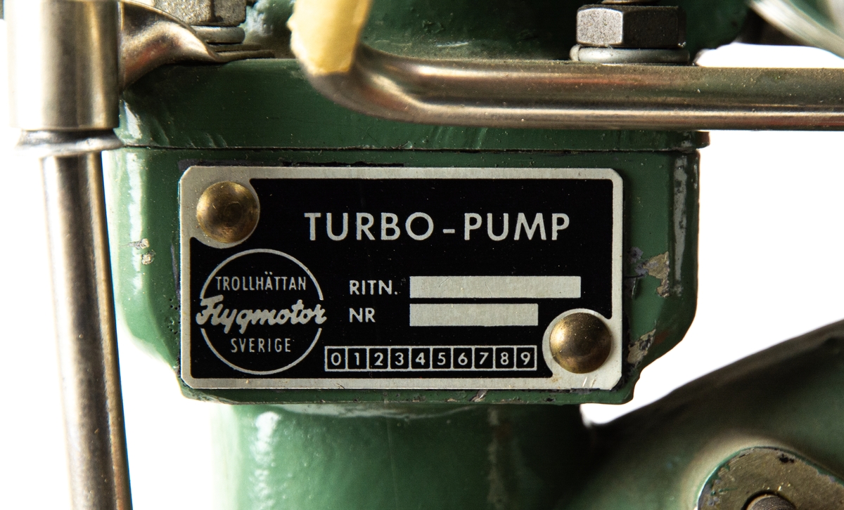 EBK-pump RM6, uppskuren för undervisning monterad på trästativ.