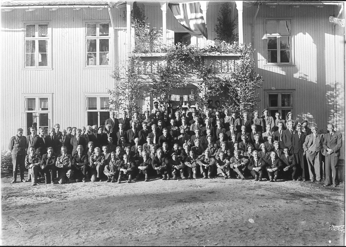 Hjemmestyrkene fotografert foran Borgerstua i Prestfoss, i forbindelse med en takkegudstjeneste i mai 1945.