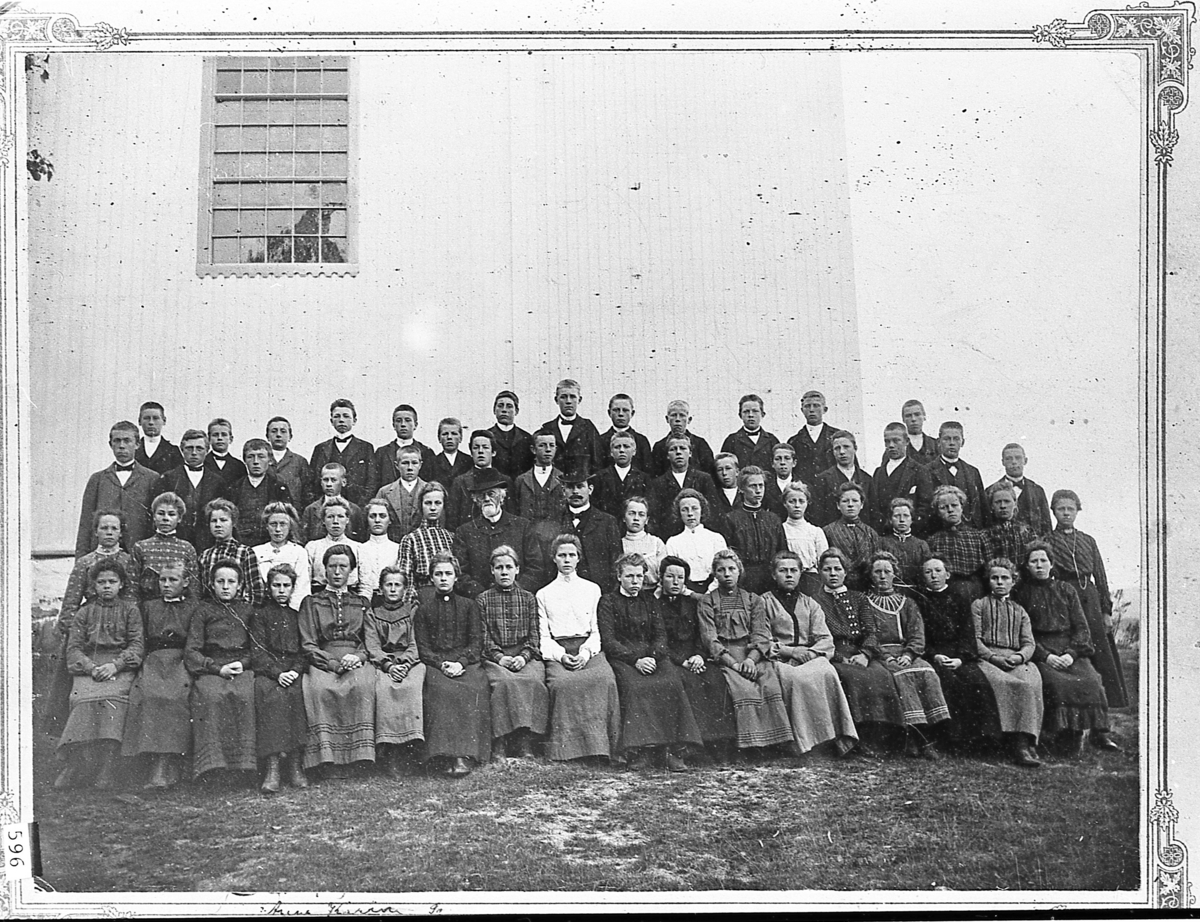 Konfirmanter ved Holmen kirke i Prestfoss. Uten år, men fra sogneprest Hartmanns tid, senest 1907.