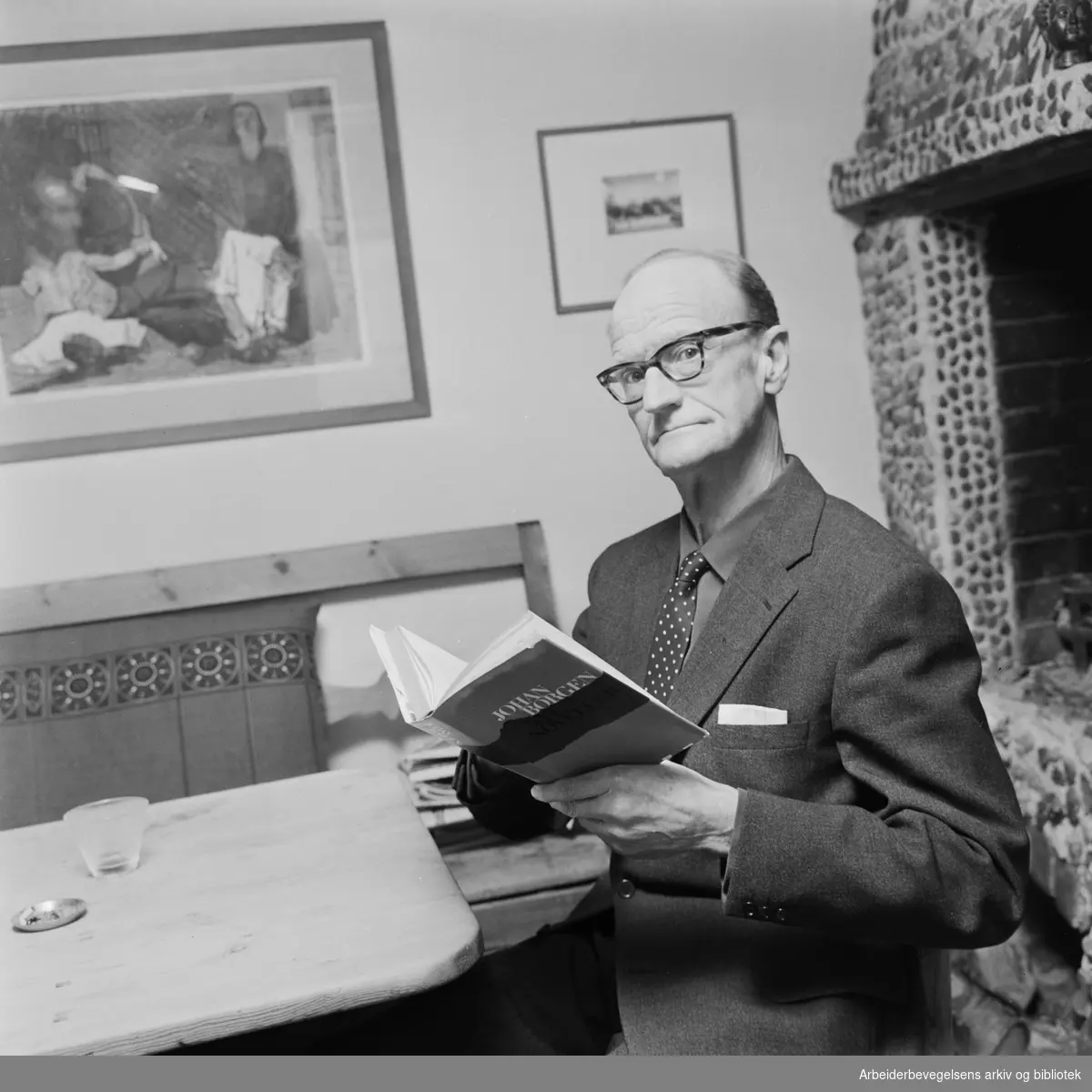 Johan Borgen mottar Nordisk råds litteraturpris for Nye noveller. Februar 1967.