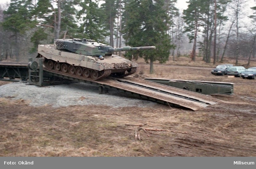 Stridsvagn 121 (Strv 121). Leopard. Kör över krigsbro 5 (KB 5).
