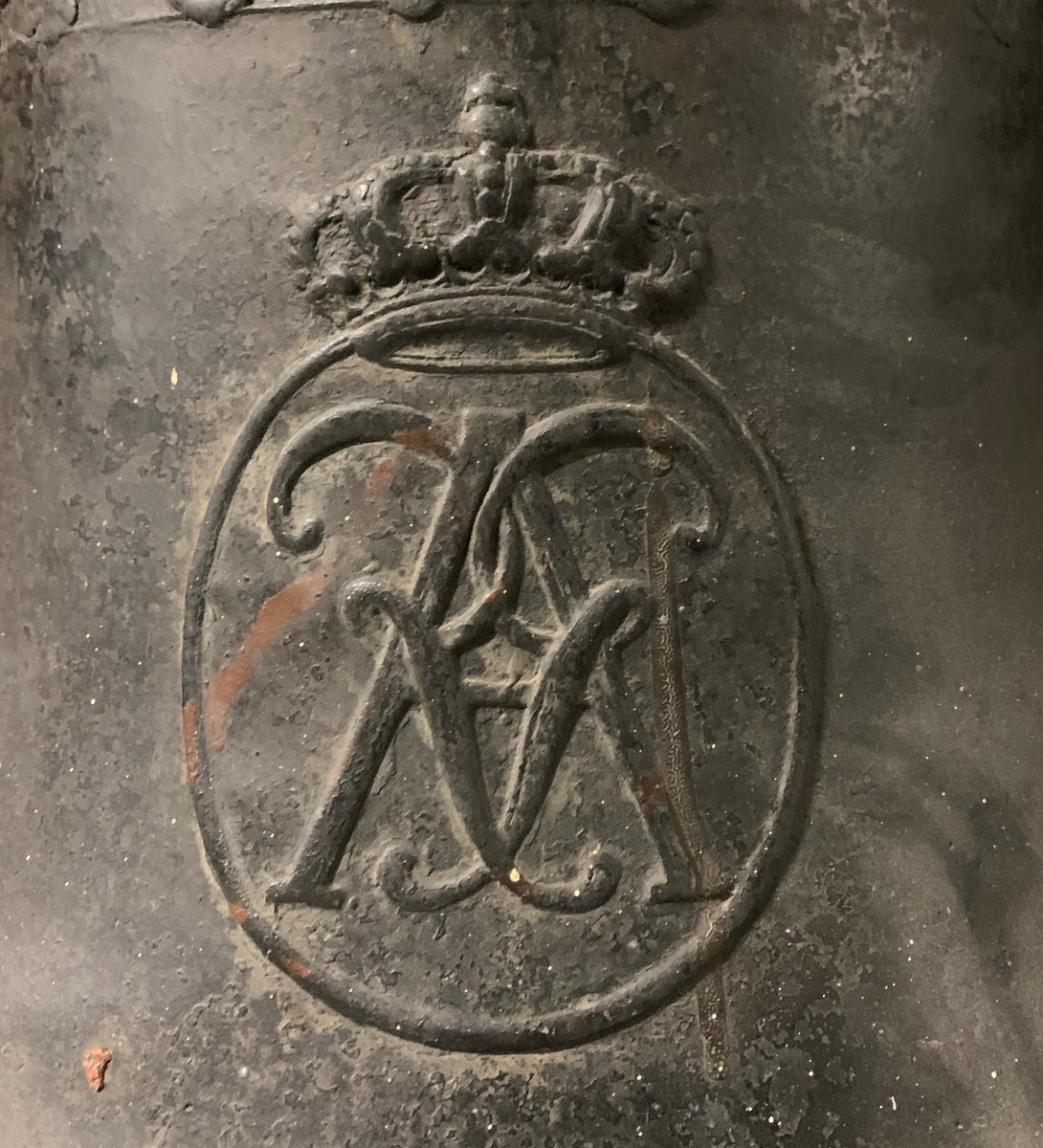 Skeppsklocka, av metall, gjuten år 1793, med följande inskription å ena sidan: "Gjuten i Carlskrona hos Marta C. Öfverström 1793". Å andra sidan ett namnchiffer "RGA" med kunglig krona över.