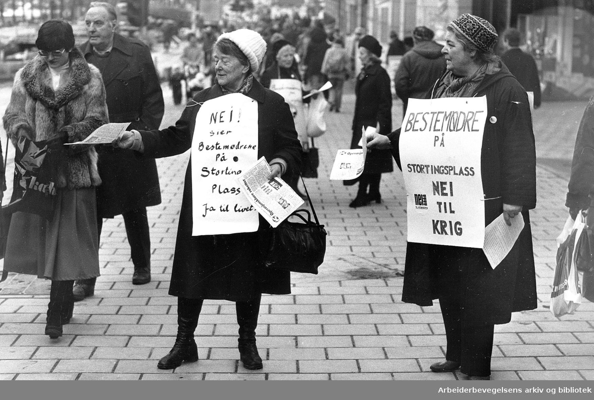 Bestemødrene på Stortingsplass demonstrerte hver onsdag klokken 12, i årene fra 1983 til 2003, mot atomvåpen og krig. Jenny Mosland (til ventre) og Mosse Jørgensen. November 1983