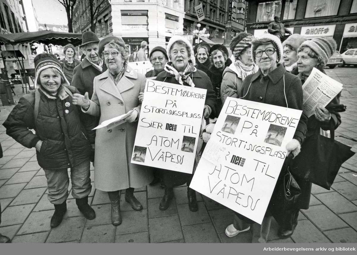 Bestemødrene på Stortingsplass demonstrerte hver onsdag klokken 12, i årene fra 1983 til 2003, mot atomvåpen og krig. I midten Jenny Mosland, til høyre Nini Haslund Gleditsch. November 1983