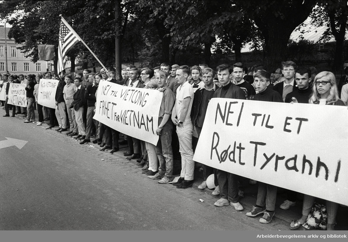 Demonstrasjon mot USA's krigføring i Vietnam utenfor Den amerikanske ambassade på Drammensveien (Nå Henrik Ibsens gate) i Oslo. Motdemonstranter. 4. juli 1966