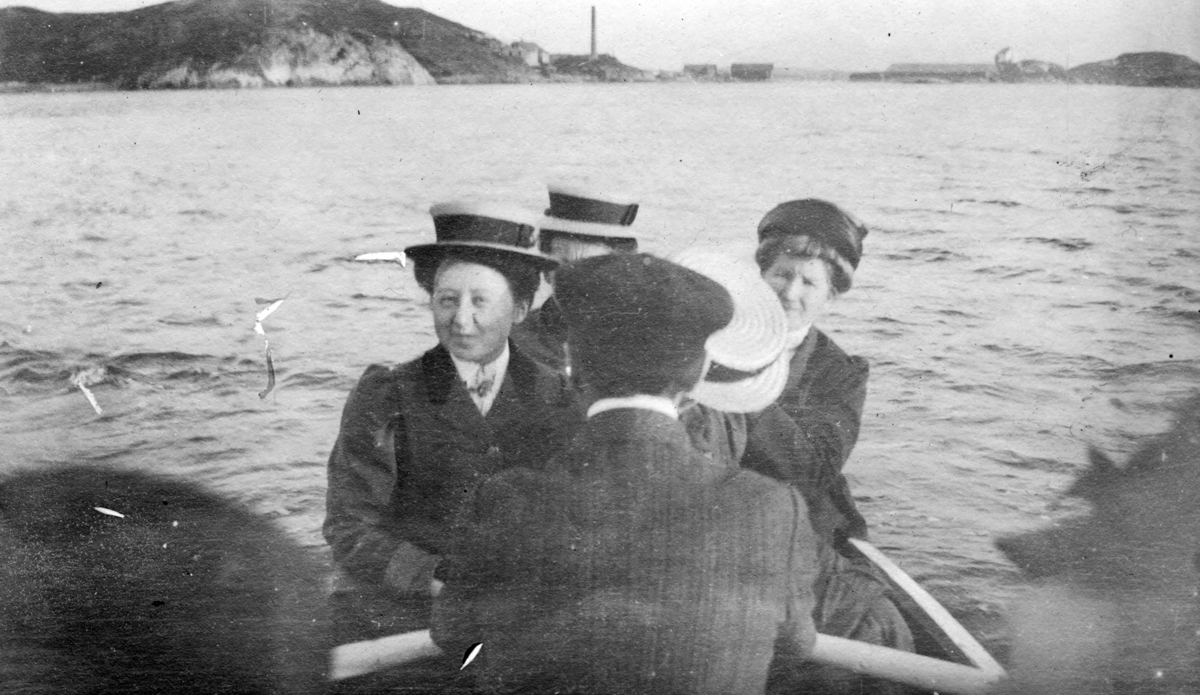 Gruppebilde,St. Hansaften 1908.Bodø.
Menn og kvinner i en båt.