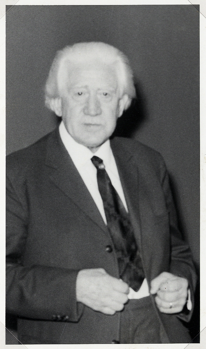 En äldre man i kostym och slips, ca 1970.