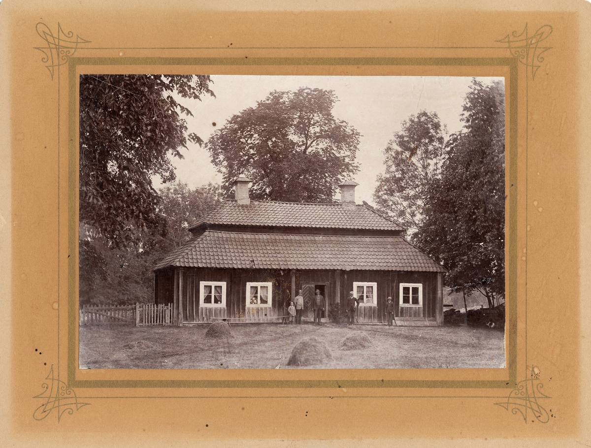 "Småland. Uppvidinge hd. Hälleberga sn.Gullaskruv. ”flygeln till Gullaskrufs säteri ”.Senare till Skansen.  Foto 1890 talet. "