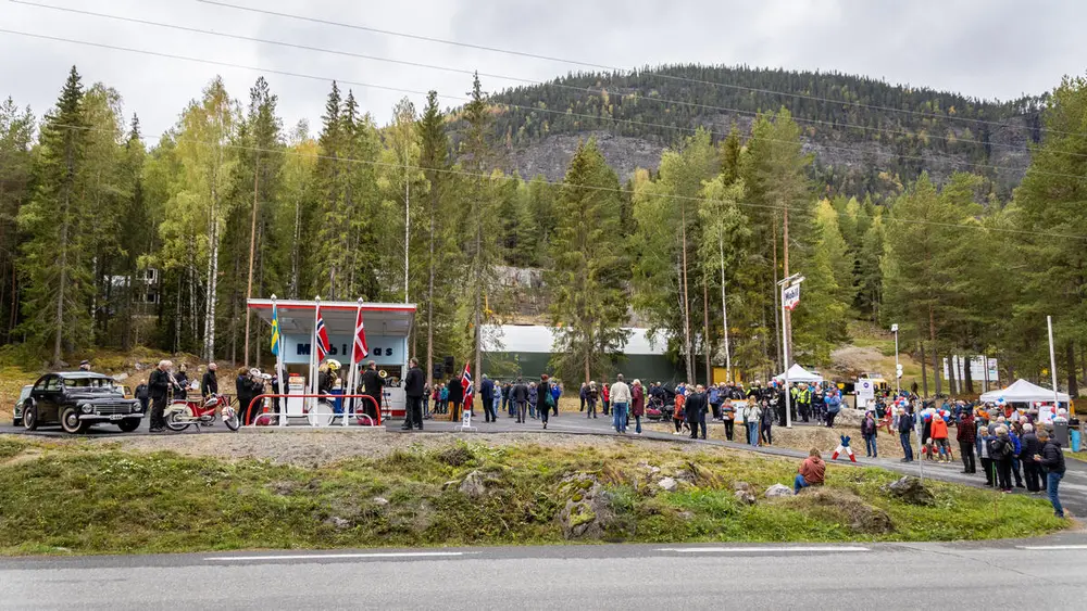 Åpning av Mobilstasjonen. Eldre kjøretøy og folkemasse rundt 60-talls Mobilstasjon.