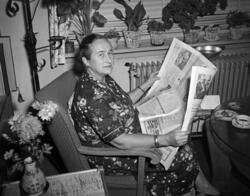 Kvinne leser Arbeiderbladet. Ingen øvrige oppl. Oktober 1956