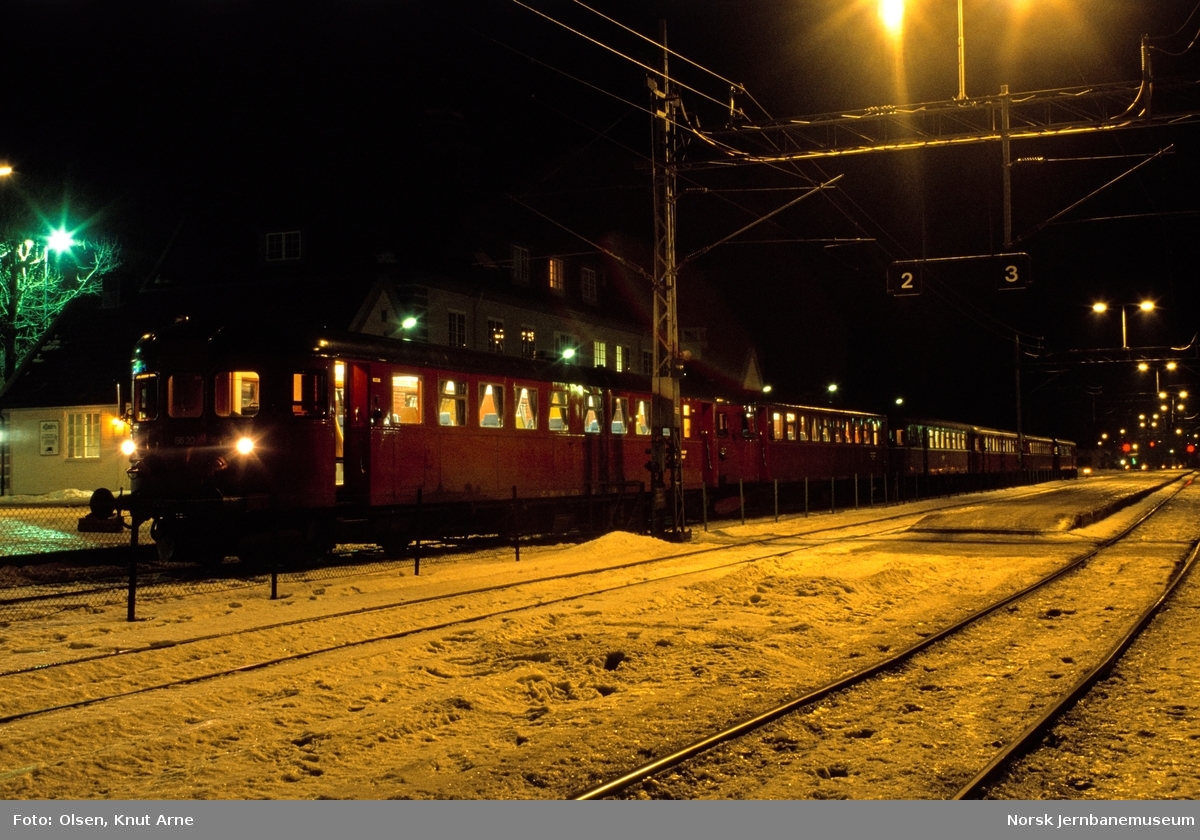 Siste ordinære persontog fra Rødberg på Kongsberg stasjon. Styrevogn BFS 86 99, dieselmotorvognene BM 86 25, 86 12, styrevogn BFS 86 98 og diselmotorvognene 86 15 og 86 20 (nærmest)