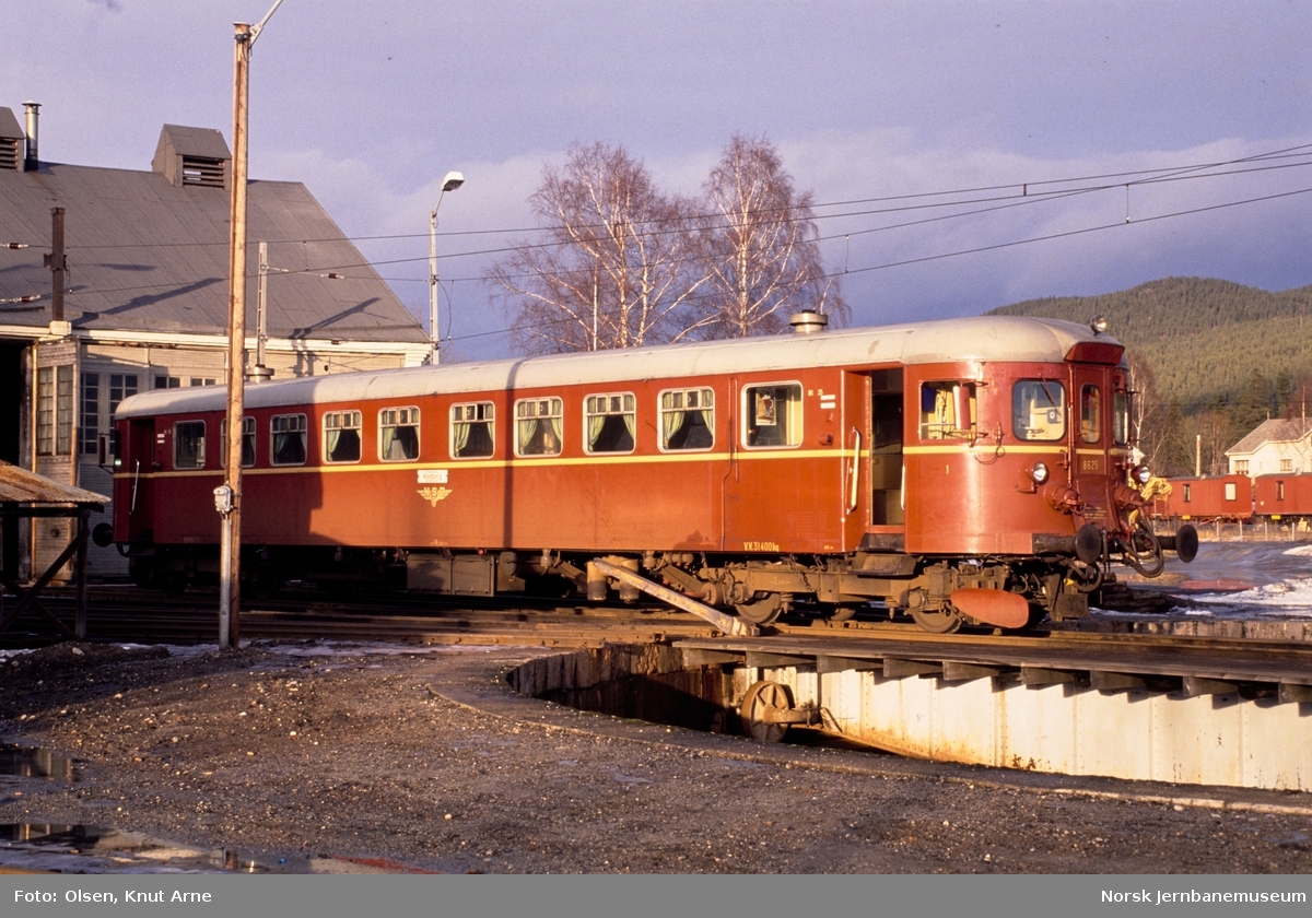 Dieselmotovogn BM 86 25 på svingskiven utenfor lokomotivstallen på Kongsberg stasjon