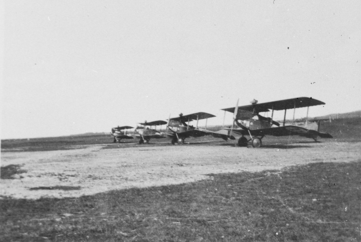 Fyra flygplan Albatros står på flygfältet på Malmen, ca 1918-1929.