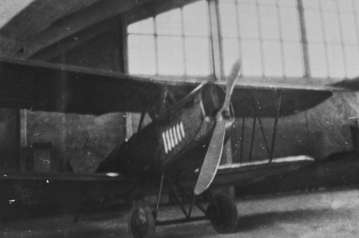 Flygplan SK 5 Heinkel HD 35 står i en hangar, ca 1926-1929.