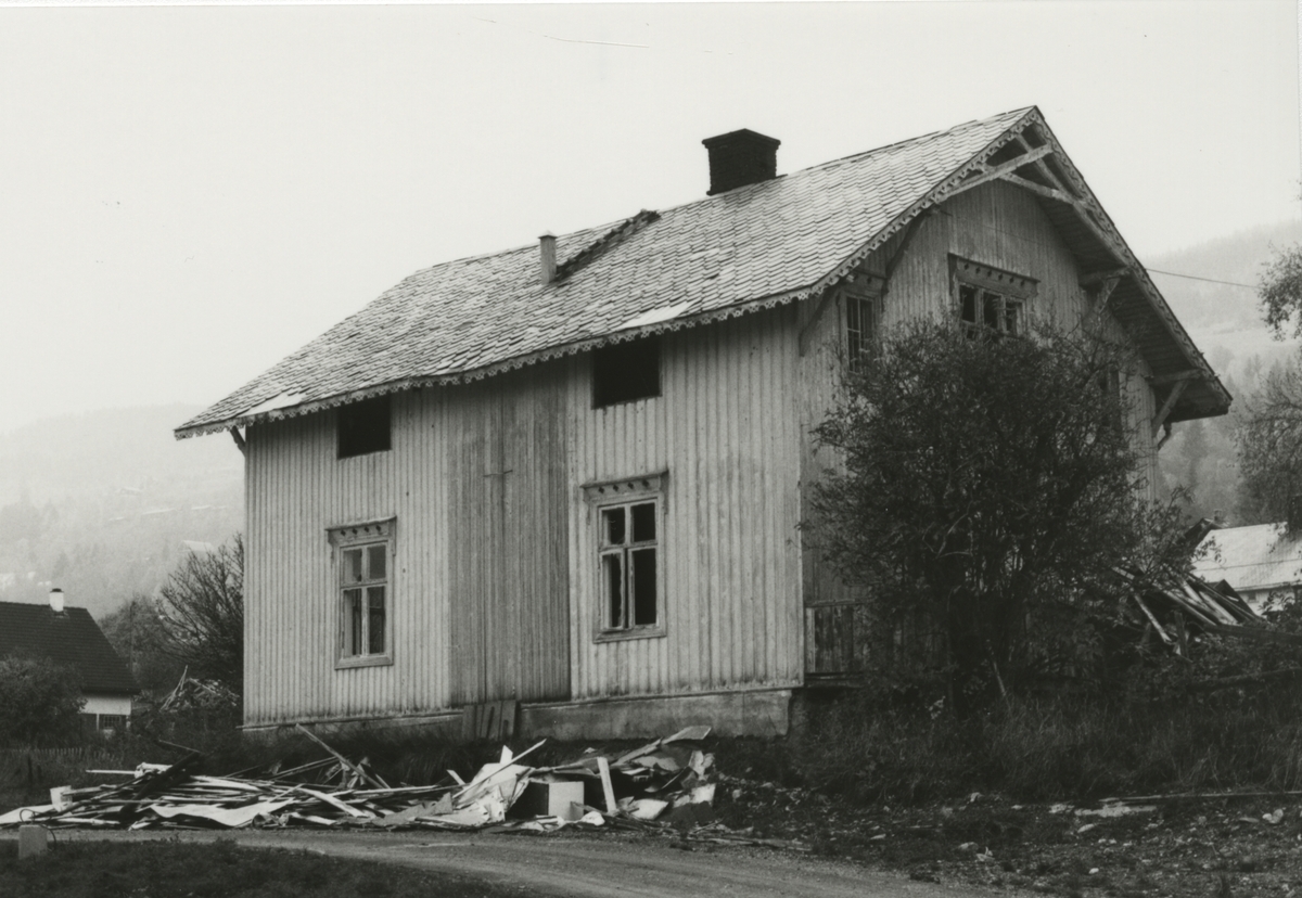 Riving av Bøes Pensjonat, Aurdal, i 1982.