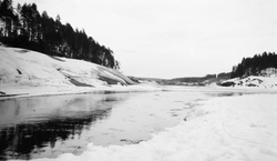Råk i isen på Glomma i Fossvika ovenfor Braskereidfoss i Vål