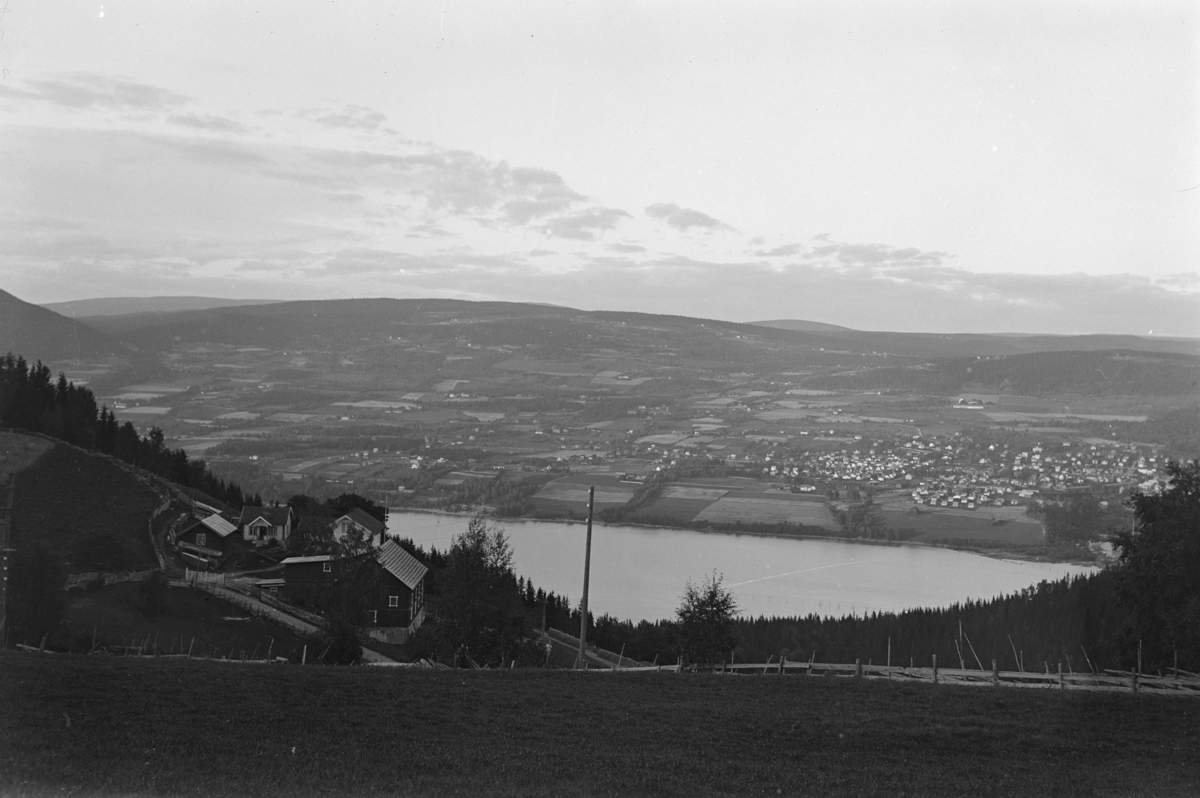 Utsikt fra Saksumdalvegen, Vingnes, mot Lillehammer sentrum og Mjøsa ved Lågendeltaet. Gården til venstre er Ravneberg, Ramberg nedre.