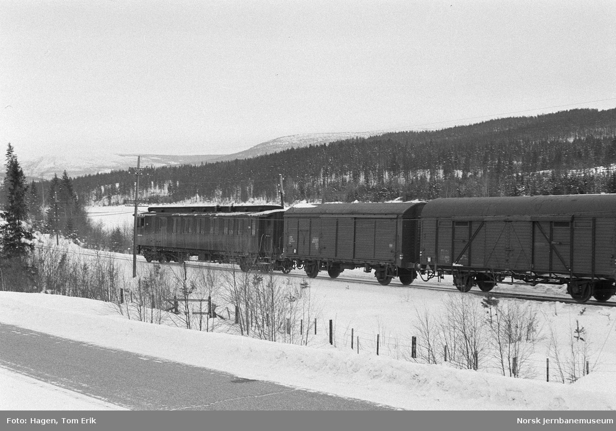 Kombinert person-, reisegods- og konduktørvogn BFo2b type 2 nr. 778 i godstog i nærheten av Hanestad stasjon