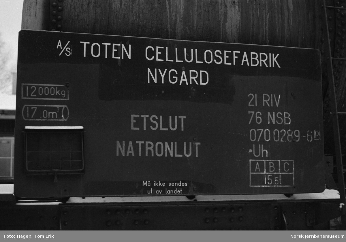 Tankvogn litra Uh nr. 070 0289-6 for transport lut på sidesporet til Toten Cellulose ved Nygard