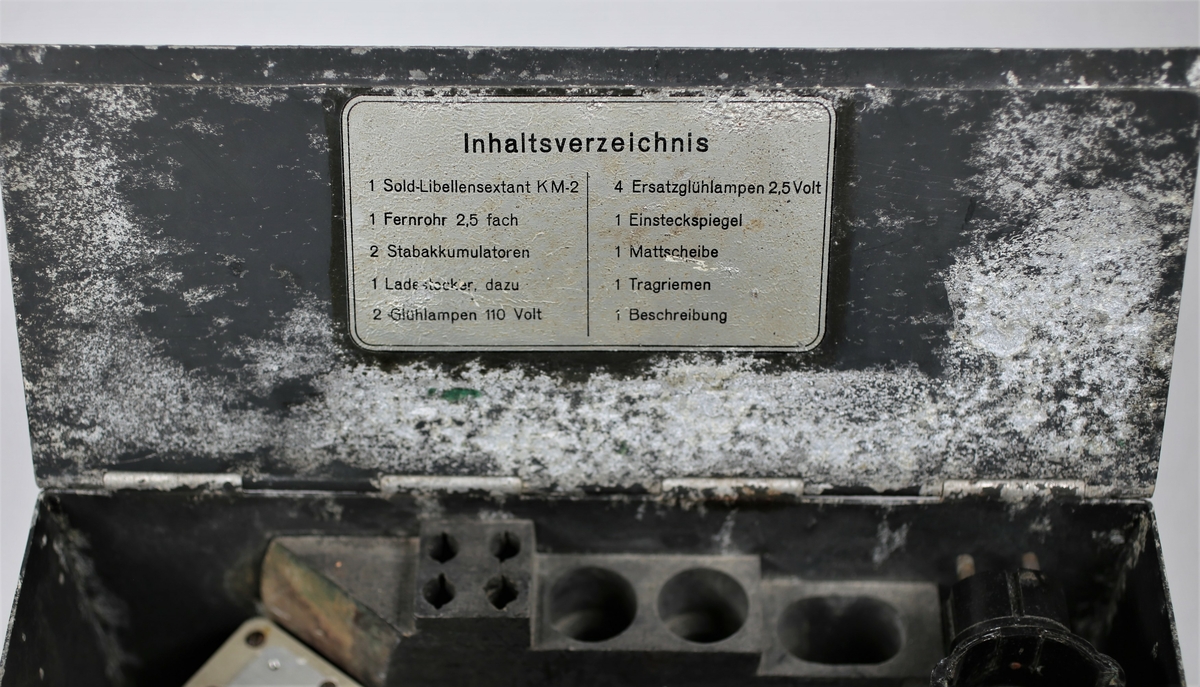 Sekstanten ligger i en rektangulær grålakkert aluminiumskasse sammen med en batterilader. Det er også med en bruksanvisning ‘Beschreibung und Bedienungsvorschrift für den Sold-Libellensextanten, utgitt av Oberkommando der Kriegsmarine Deutsche Seewarte i 1941.
På lokket er det inskripsjon med innholdsfortegnelse. Innholdet i kassen stemmer ikke med faktisk innhold i kassen.