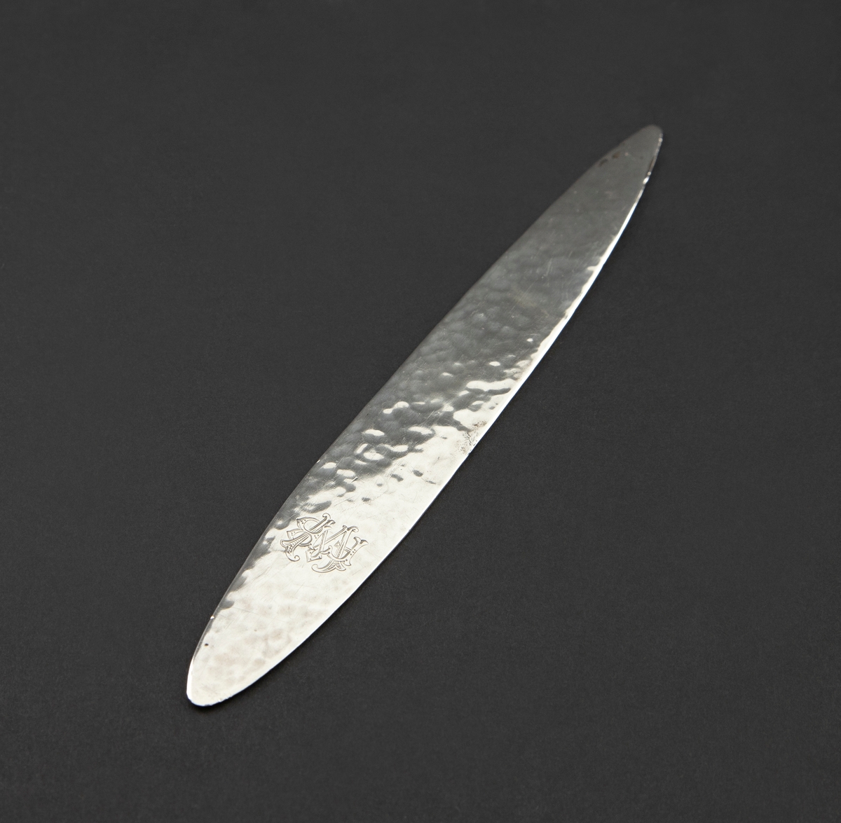 Papirkniv i sølv med hamret, flat lansettform.