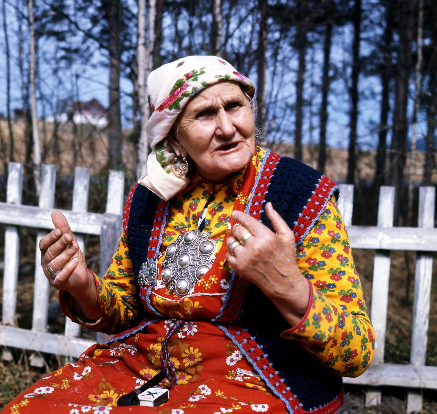 Jenny Emilie Pedersen, «Milla», med diklo og sølje, ca 1973.