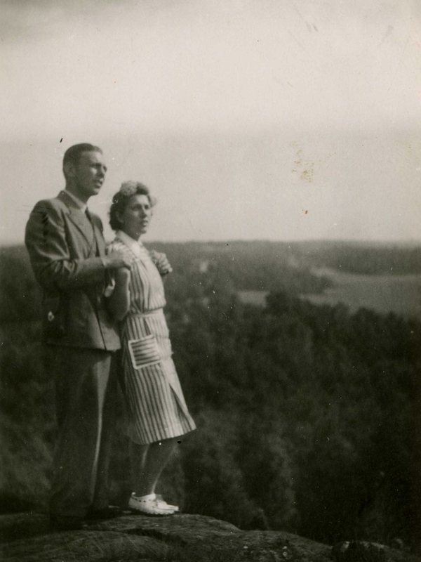 Thure Johansson (senare Bjerrhede) och Eivor Dahlberg beundrar utsikten från berget midsommarhelgen 1943. De hade förlovat sig på midsommarafton 1943. 