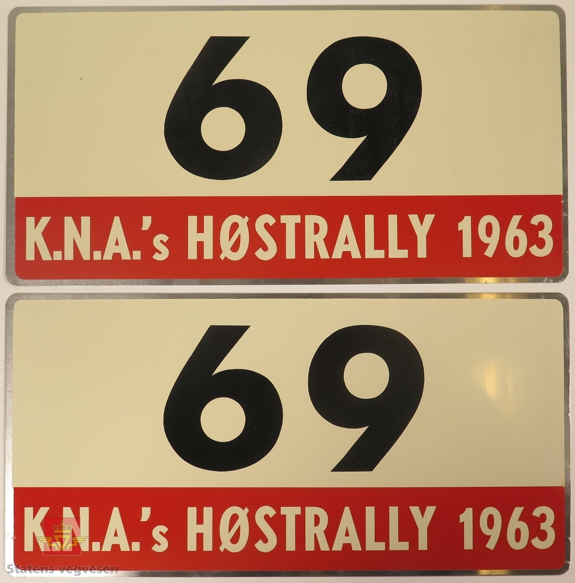 Hovedsakelig hvite metallskilt med et mindre rødt markeringsområde. Grupperingen med skilt har også nummeret "69" påført seg, dette er en indikasjon på deltakernummer.
Påskrift: K.N.A.'s HØSTRALLY 1963