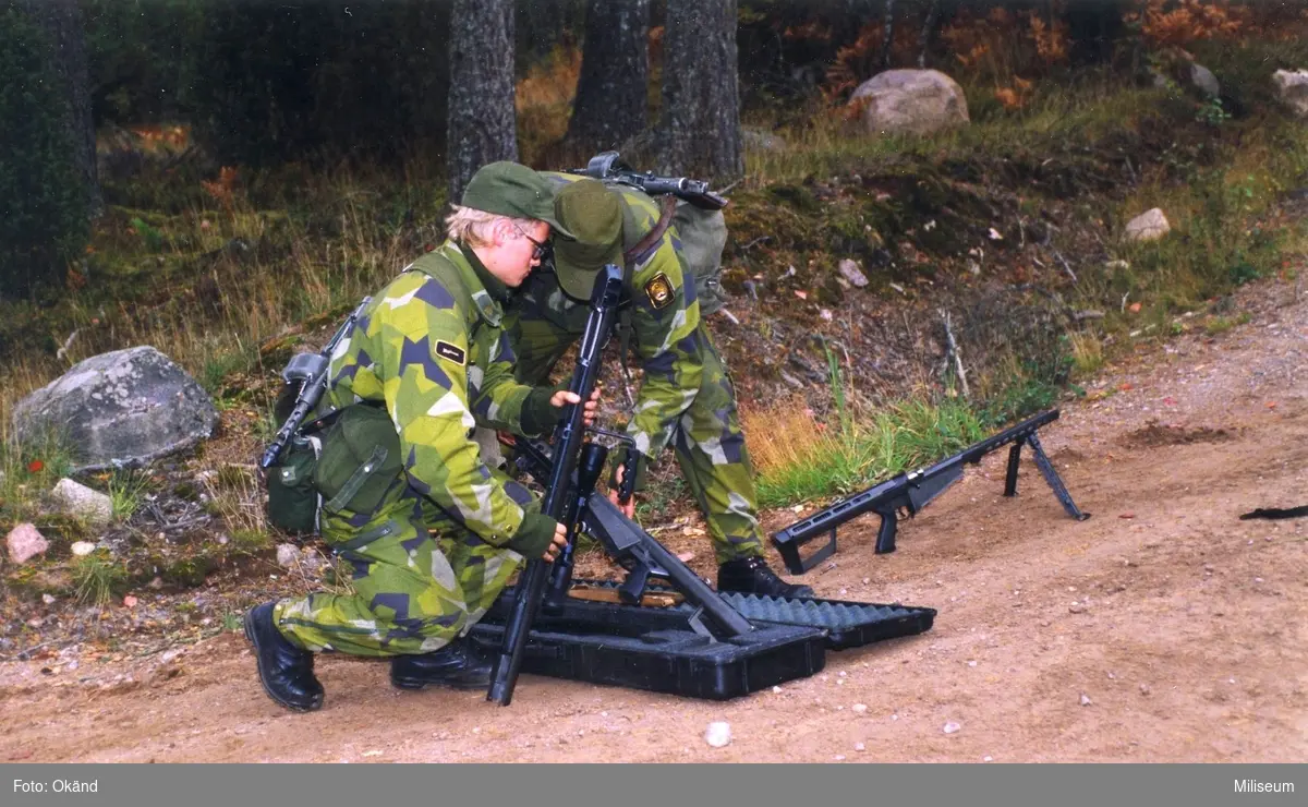 Militär upprätta Automatgevär 90 (AG 90C). Ing 3.