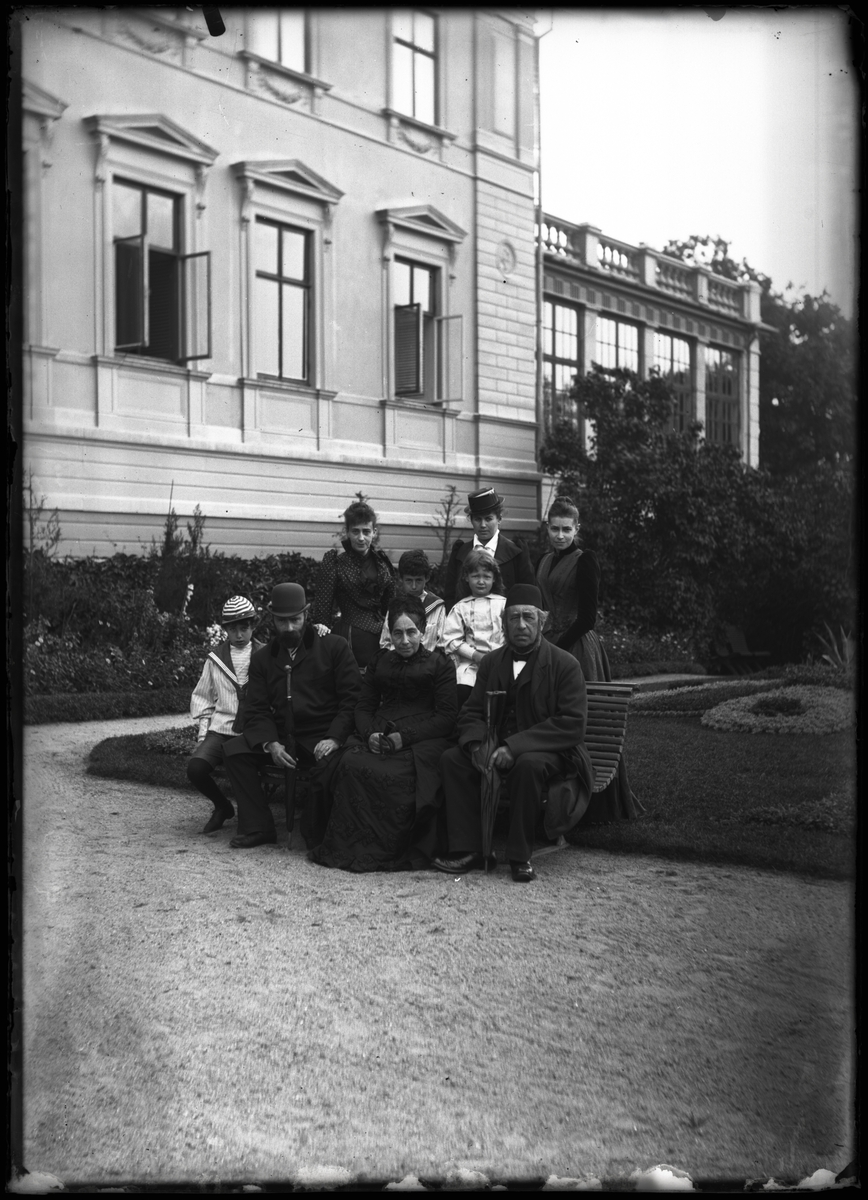 Grosshandlare August Abrahamsson med familj