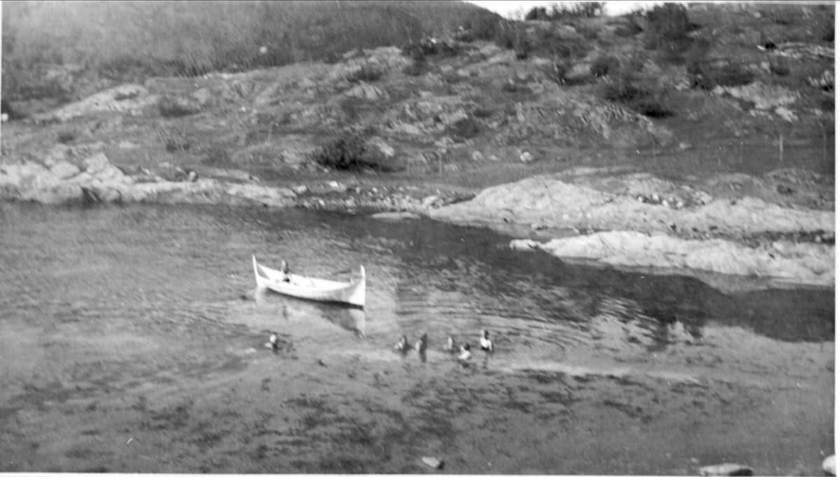 Barna i familien Andreassen bader i vika på nordre Stangnes. Nordlandsbåten "Svanen".