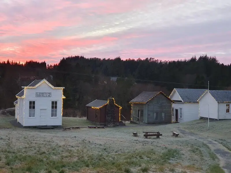 Julelys og solnedgang over Prærielandsbyen