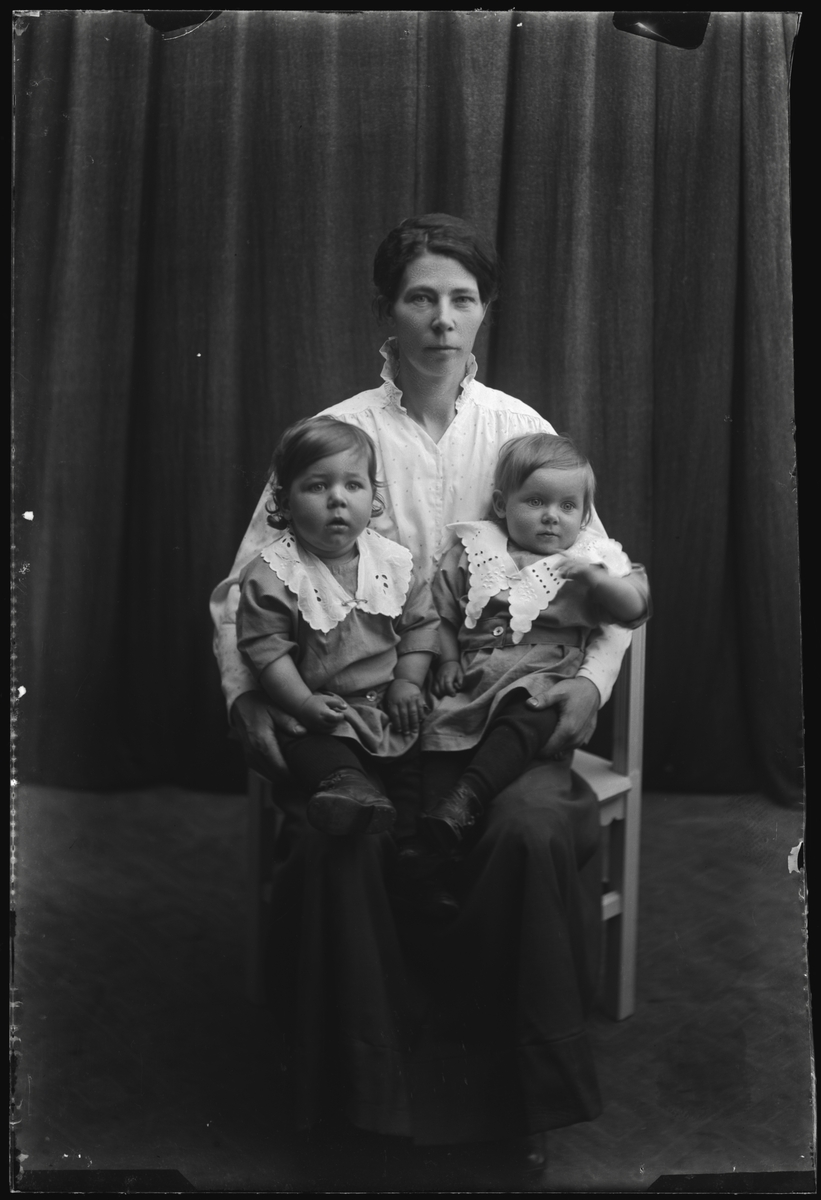 Fru Erik Johansson med barnen