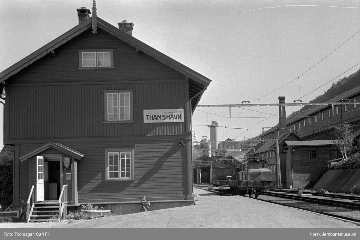 Thamshavnbanen stasjon, I bakgrunnen elektrisk lokomotiv nr. 5 eller 6