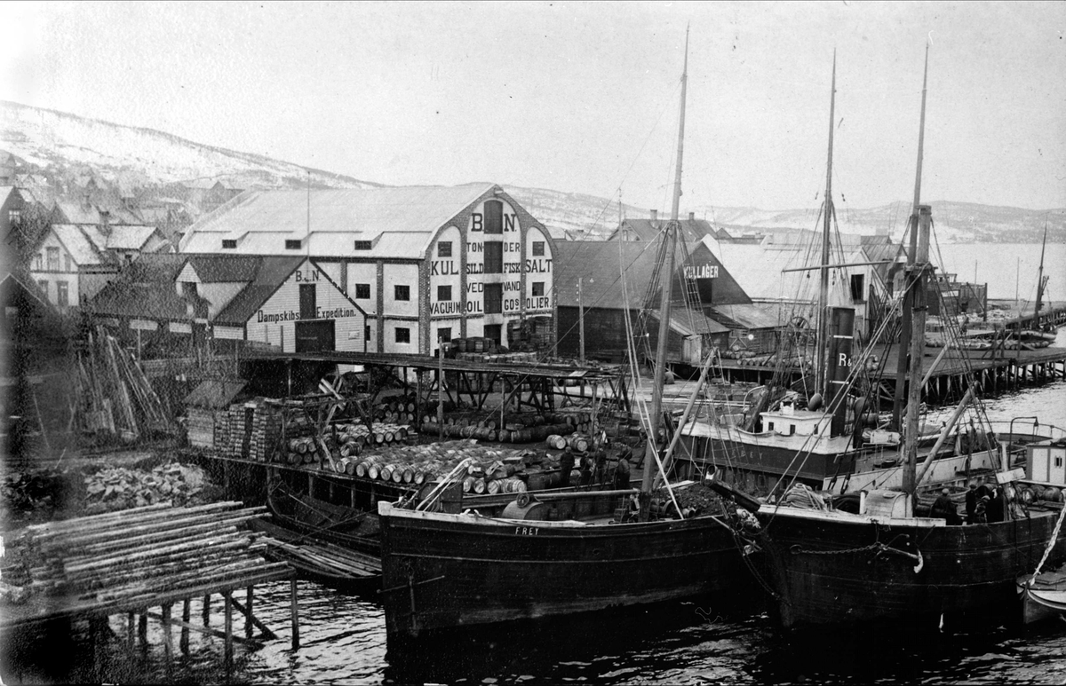 Fartøyer ved Bertheus Nilsen-kaia i Harstad.