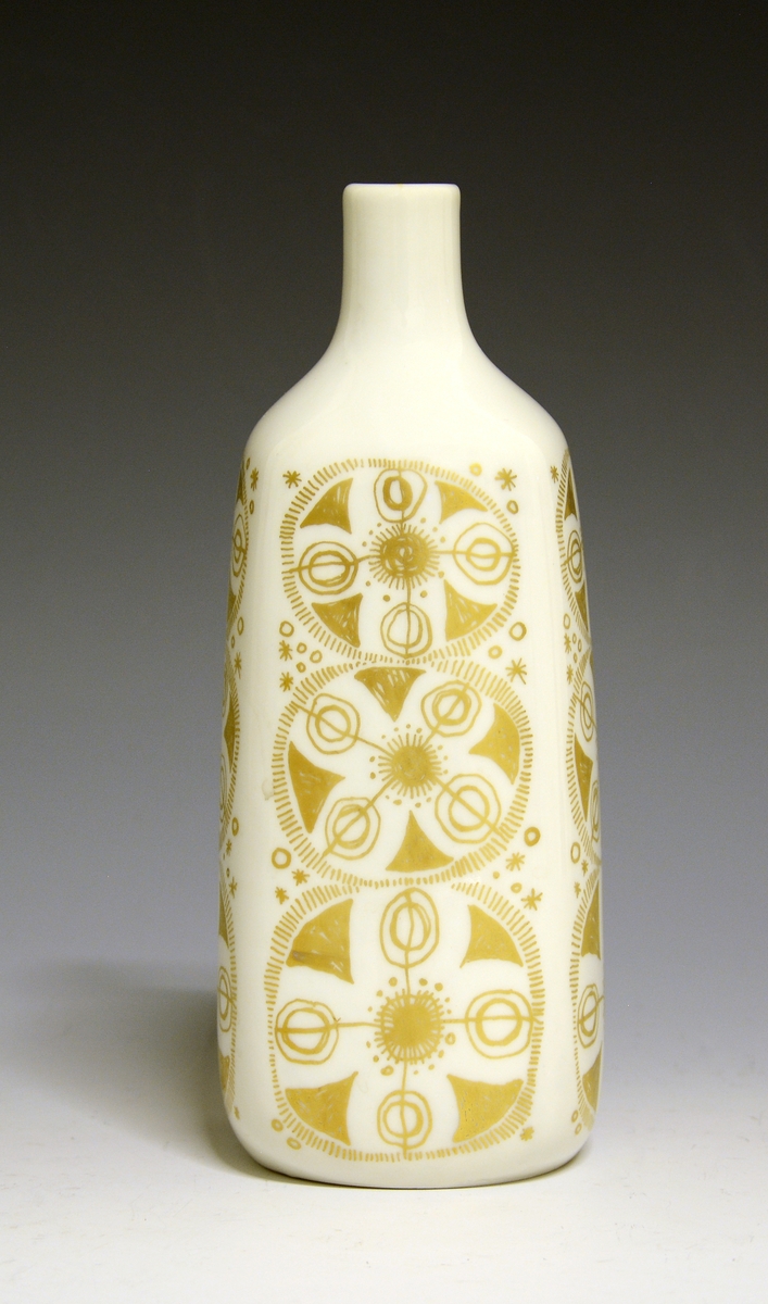 Liten vase i porselen. Firkantet form med slank smal hals, nærmest flaskeform. Dekorert med samme gullmønster på alle sider.
Modellnr. 2312
Dekornr. 78093