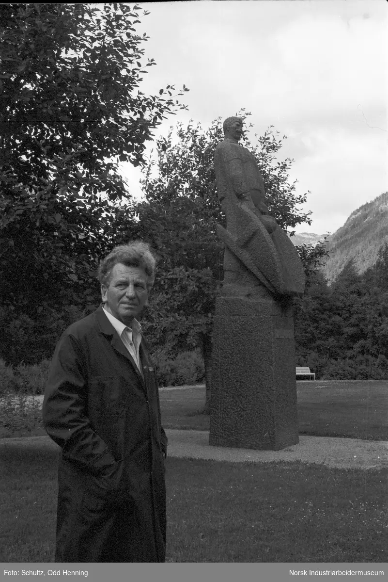 Mann foran Rallarmonumentet i Rallarparken på Rjukan.