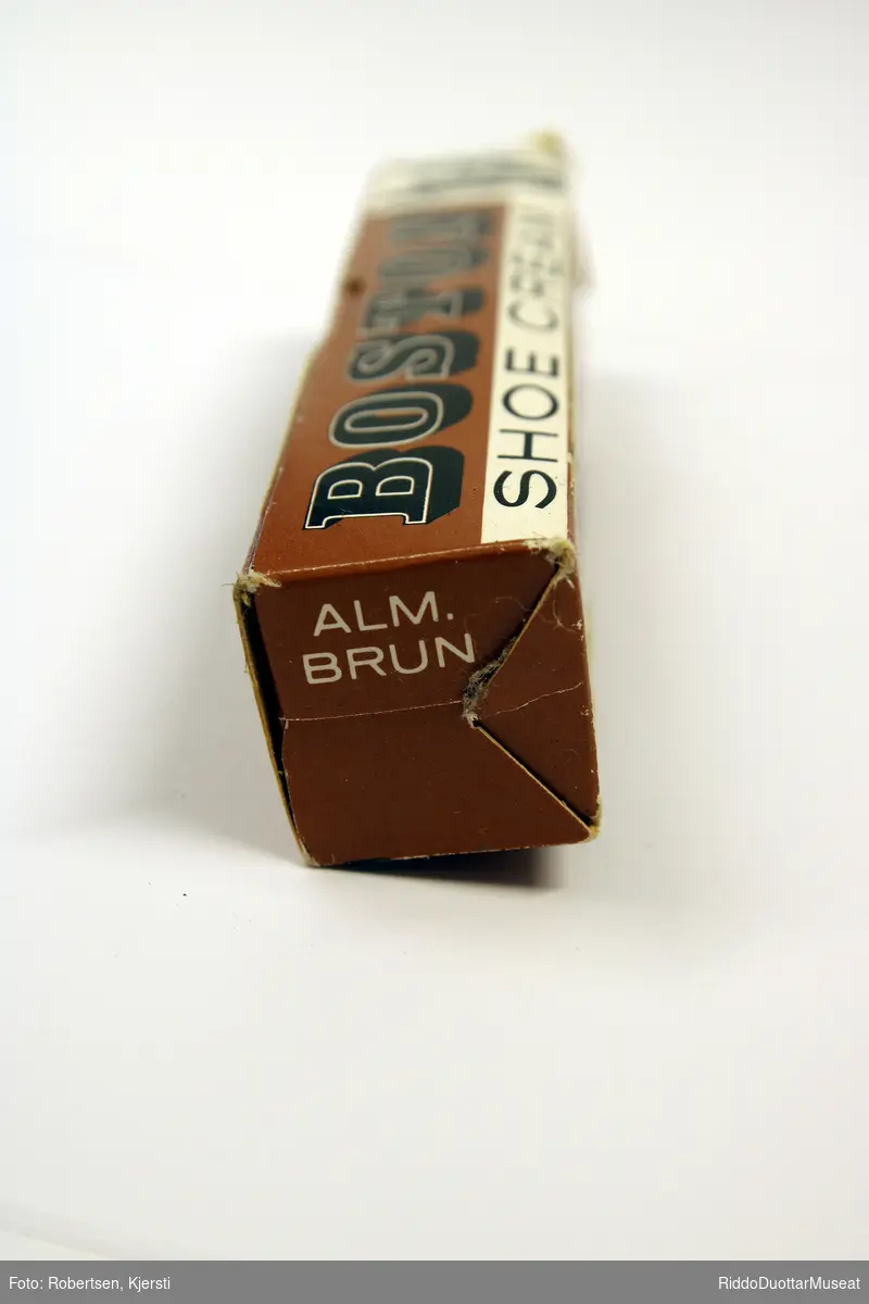 Tube med skokrem i fargen "Alm. Brun", med tilhørende eske og påføringssvamp.