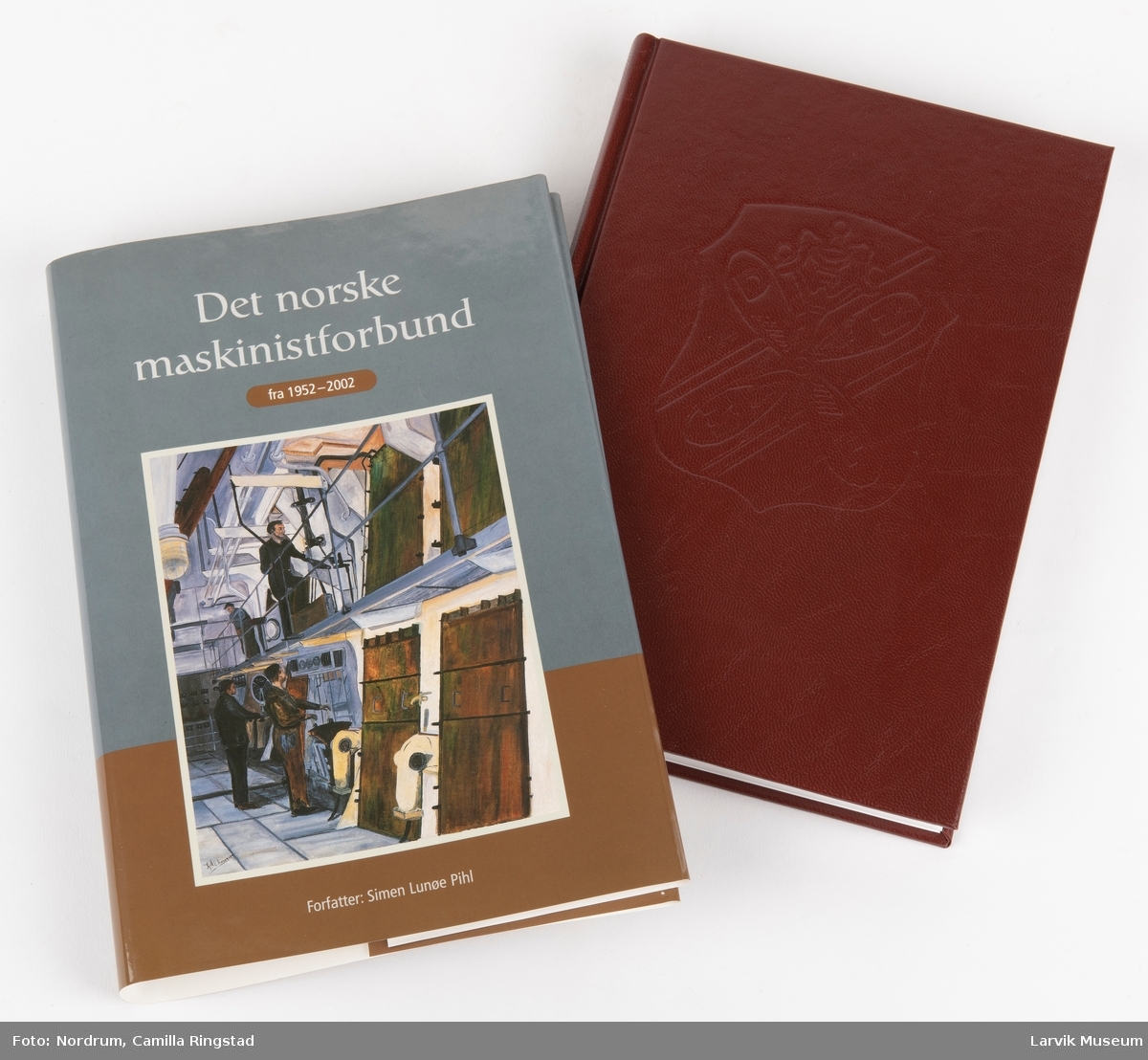 Bok med omslag om Det norske maskinistforbund fra 1952 - 2002 v/forfatter Simen unøe Phil.