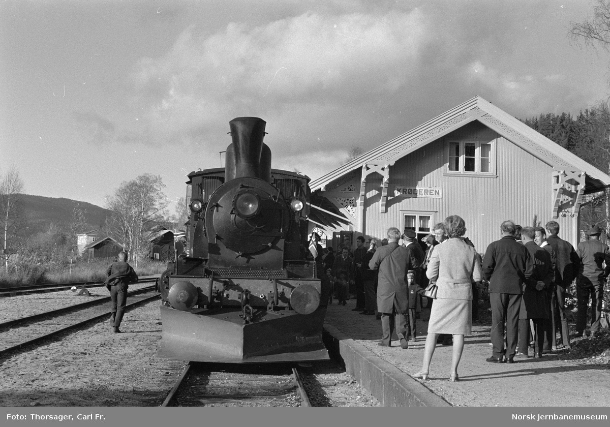 Damplokomotiv 21b 252 med veterantog på Krøderen stasjon